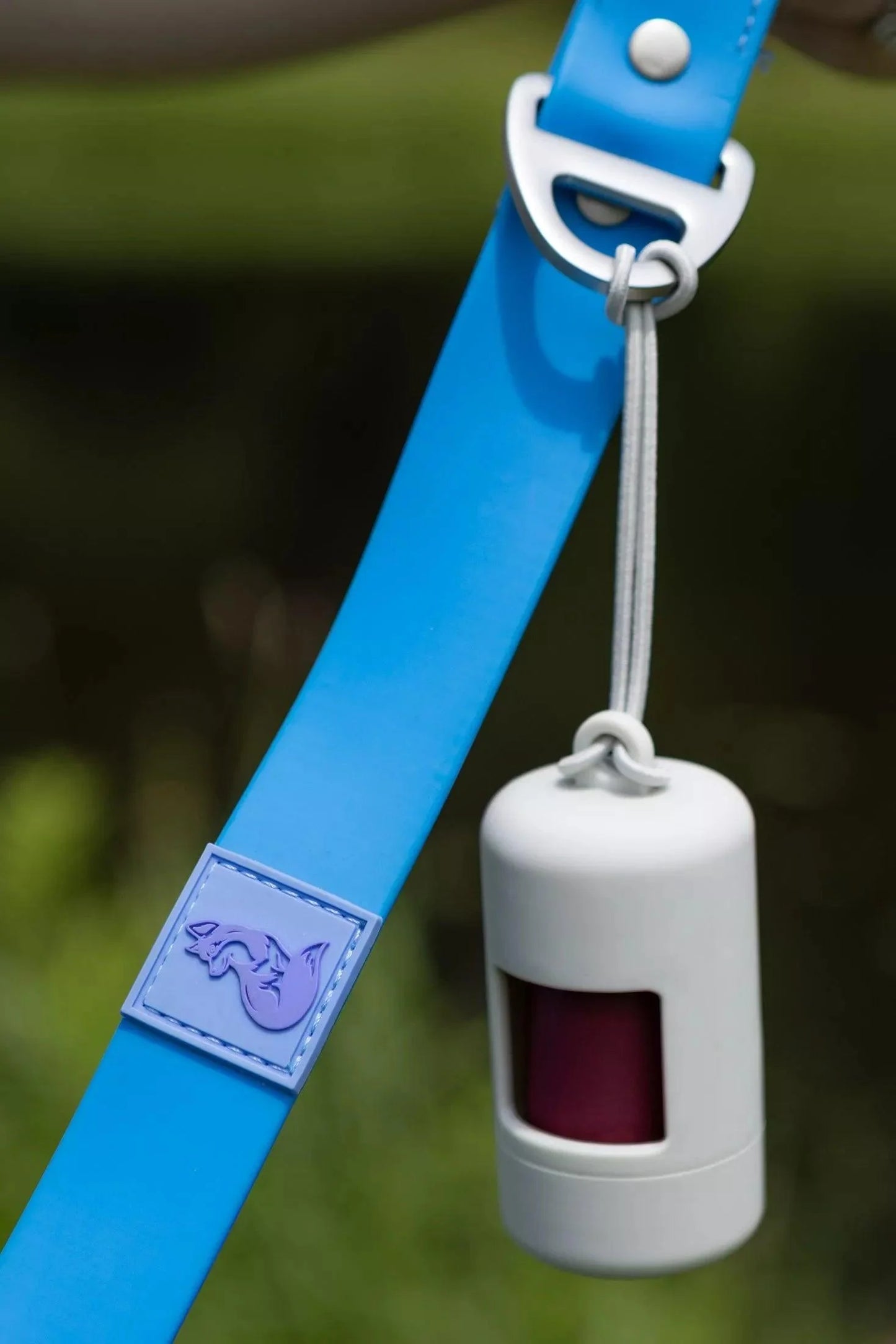 Dog Waste Bag Holder Leash Accessory White Daily Walk Premiu - detail view